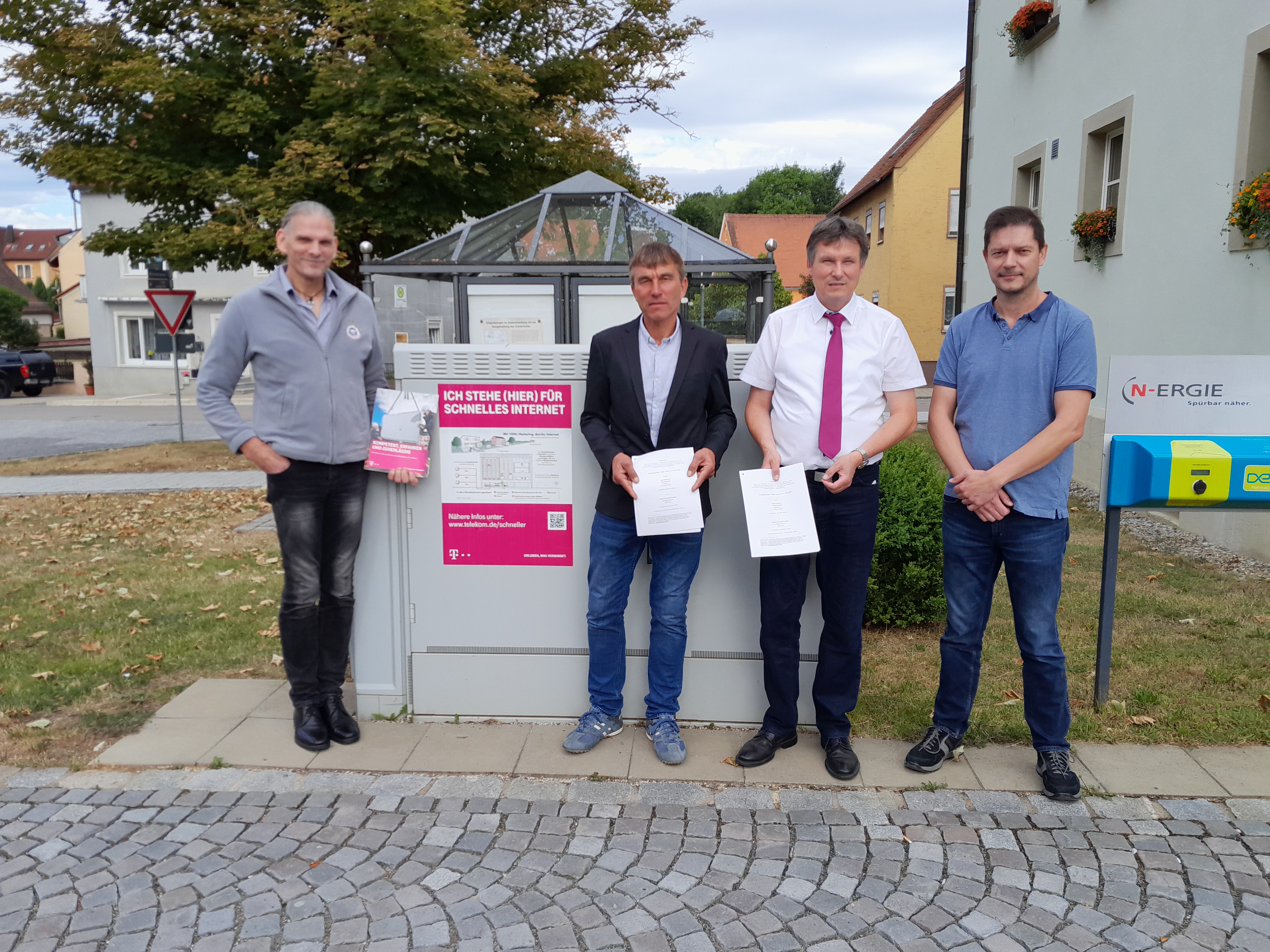 Von links nach rechts: Herr Vollrath (Telekom) 1. Bgm. Pawlicki (Markt Gnotzheim), Herr Sand (Telekom), Herr Liesenfeld (Breitbandpate - VG Hahnenkamm)